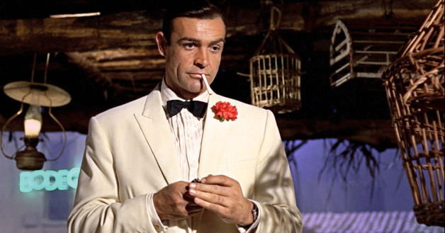 Ο πράκτορας 007 με ένα υπόλευκο dinner jacket