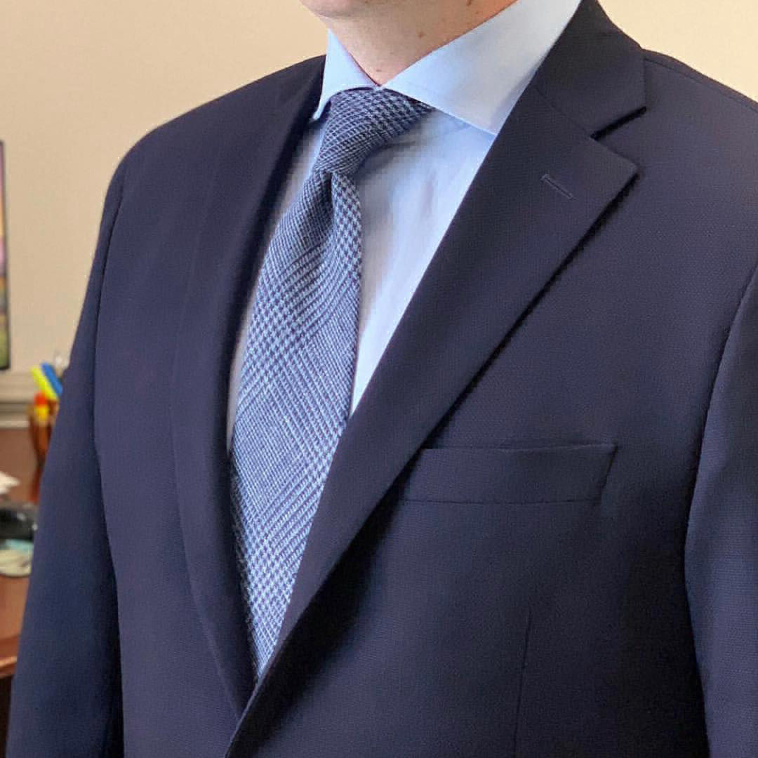 Μπλε σακάκι, γαλάζιο πουκάμισο, μπλε γραβάτα