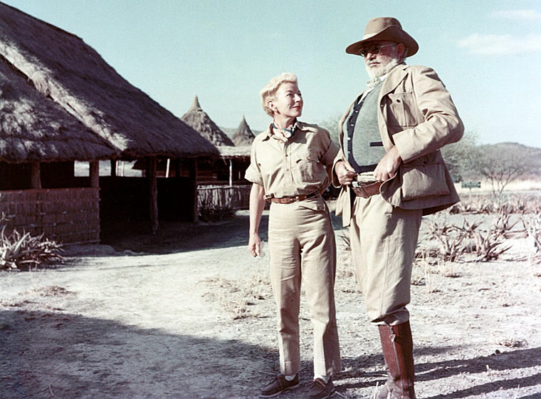 Ο Ernest Hemingway με τη σύζυγό του σε σαφάρι