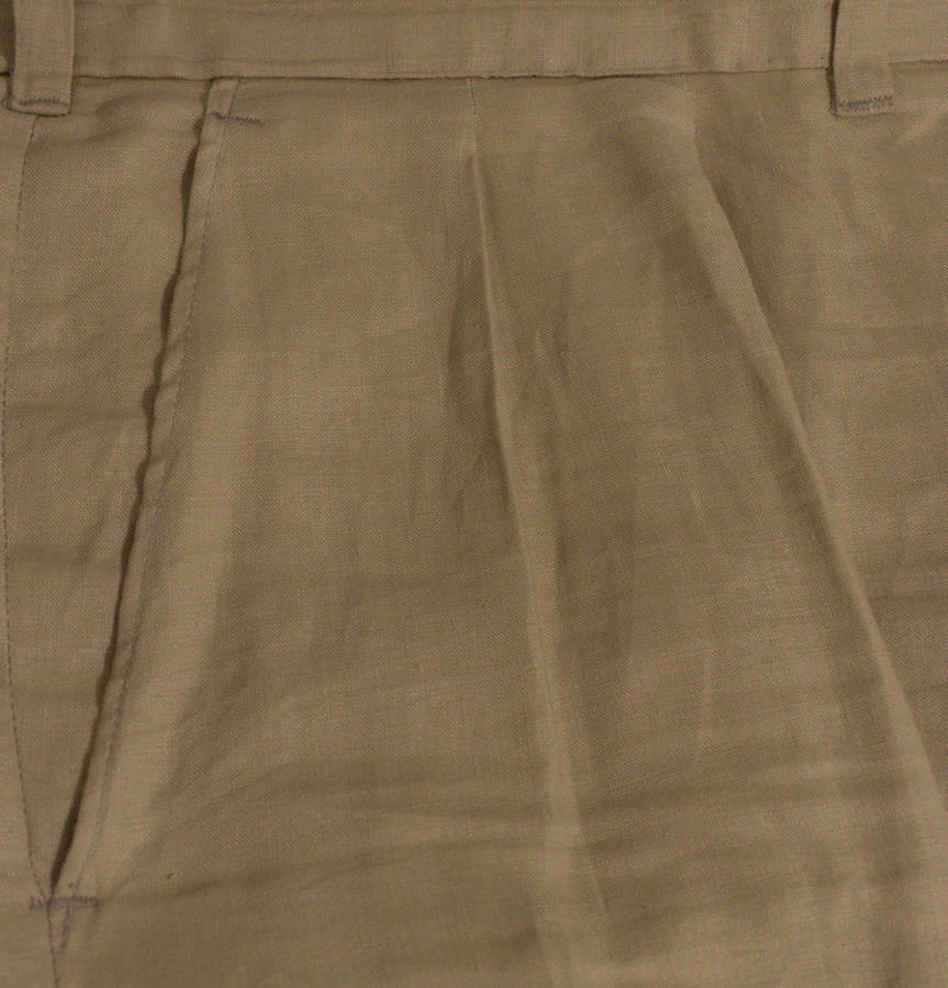 Λινό παντελόνι με λοξή τσέπη και δύο πιέτες, ραμμένο από τον Ανδρέα Νεδέλκο