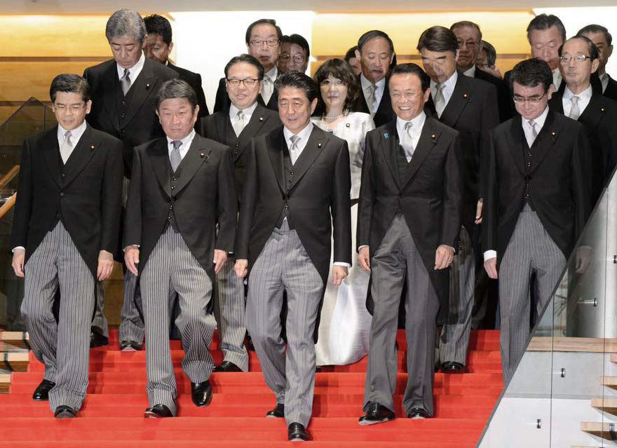 Ιαπωνικό υπουργικό συμβούλιο με morning coats