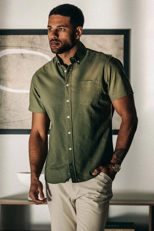 Κοντομάνικο πουκάμισο στο σωστό μήκος για να φορεθεί έξω από το παντελόνι με button down γιακά και μία τσέπη στο στήθος
