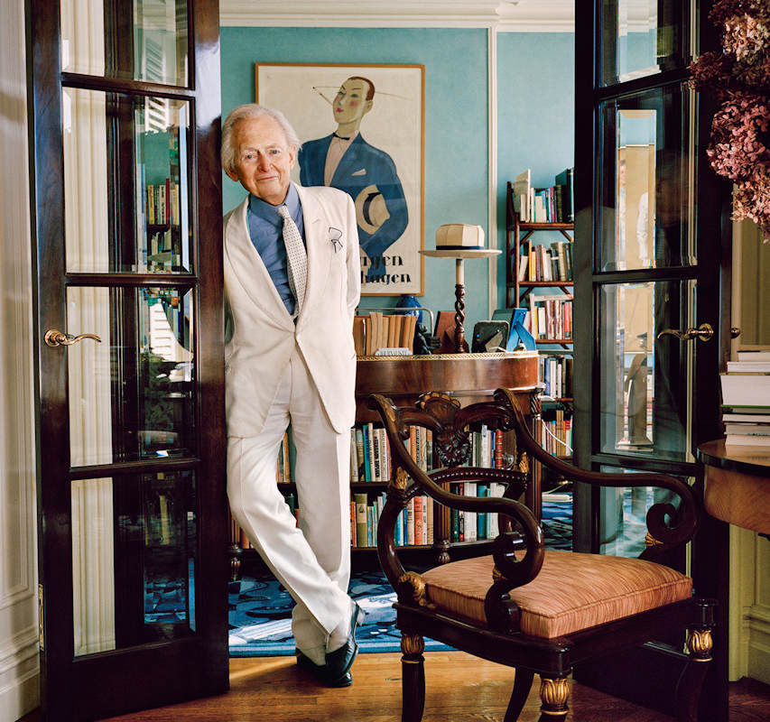 Ο συγγραφέας Tom Wolfe, φορώντας λευκό κοστούμι